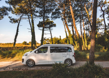 Location d’un van aménagé à Rennes : les avantages de partir après l’été !