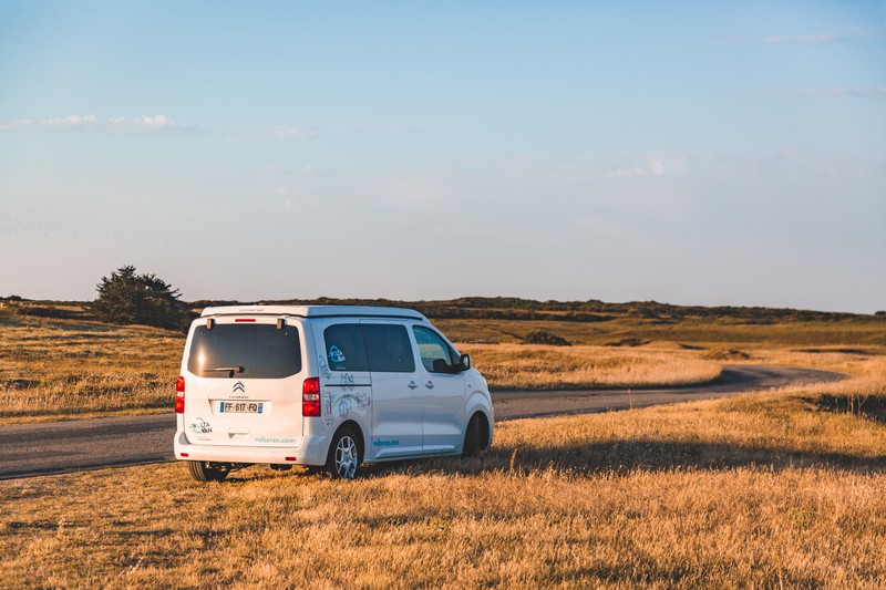 Van aménagé seul sur la route