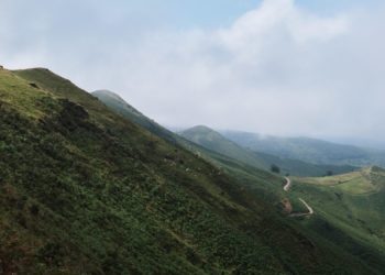 Road trip au cœur des montagnes du Pays basque en van aménagé.